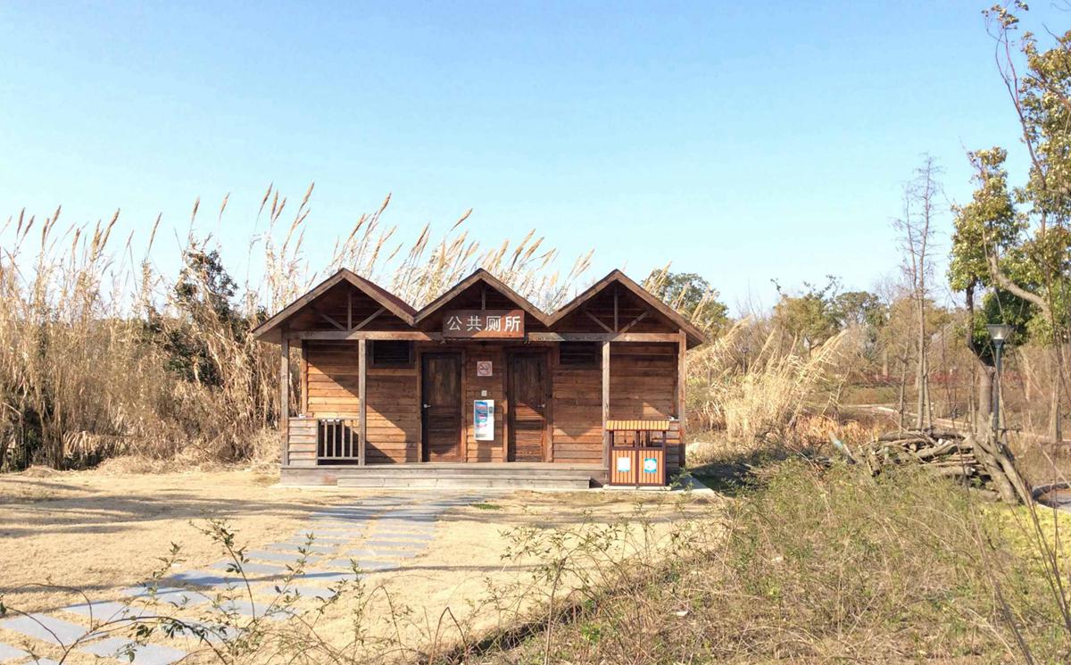 長興島郊野公園防腐木廁所