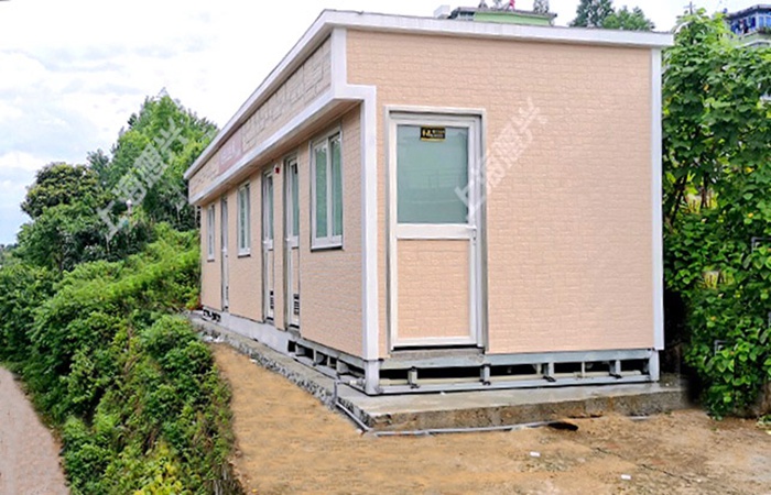 金屬雕花板移動廁所