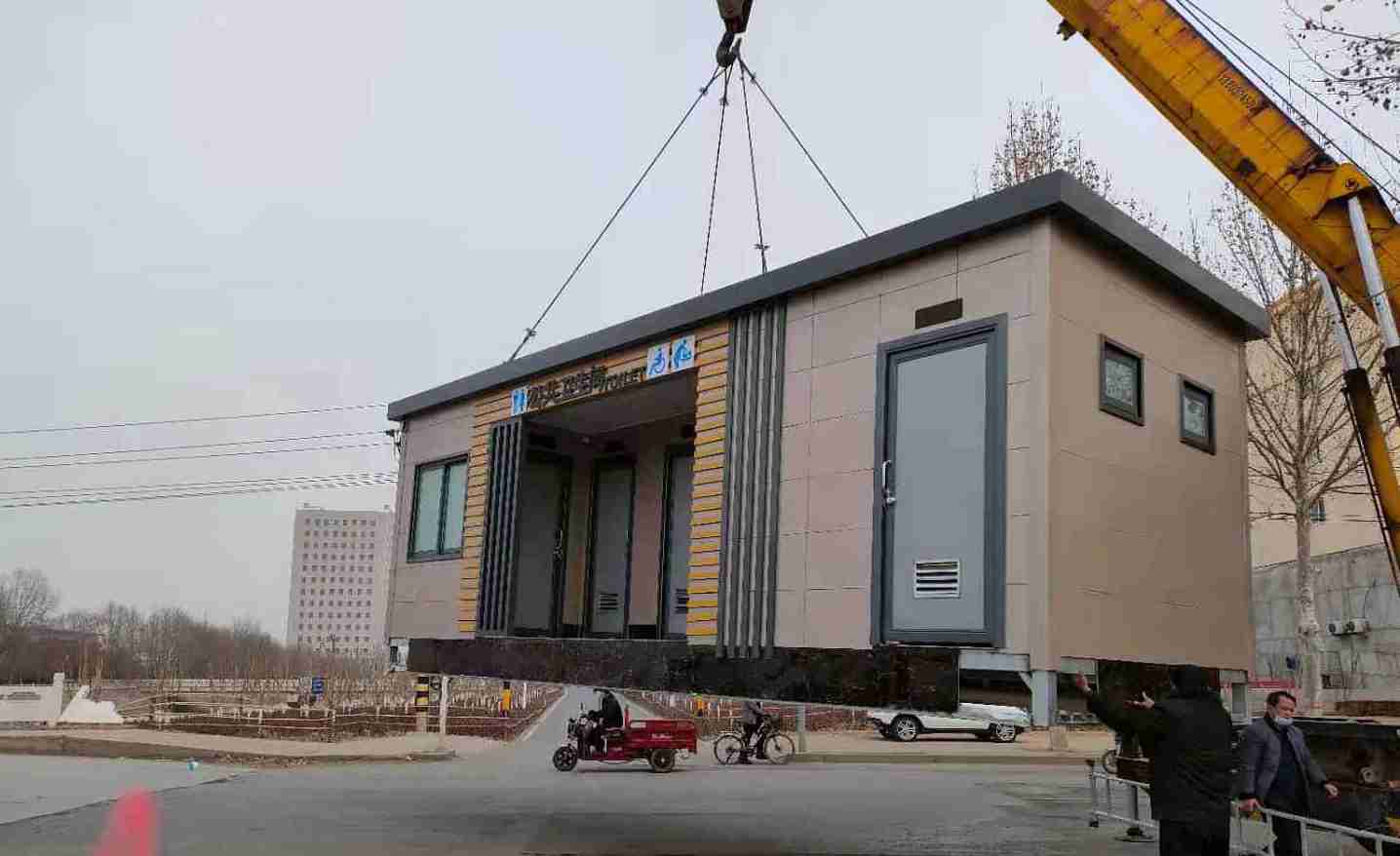 移動廁所的吊裝過程