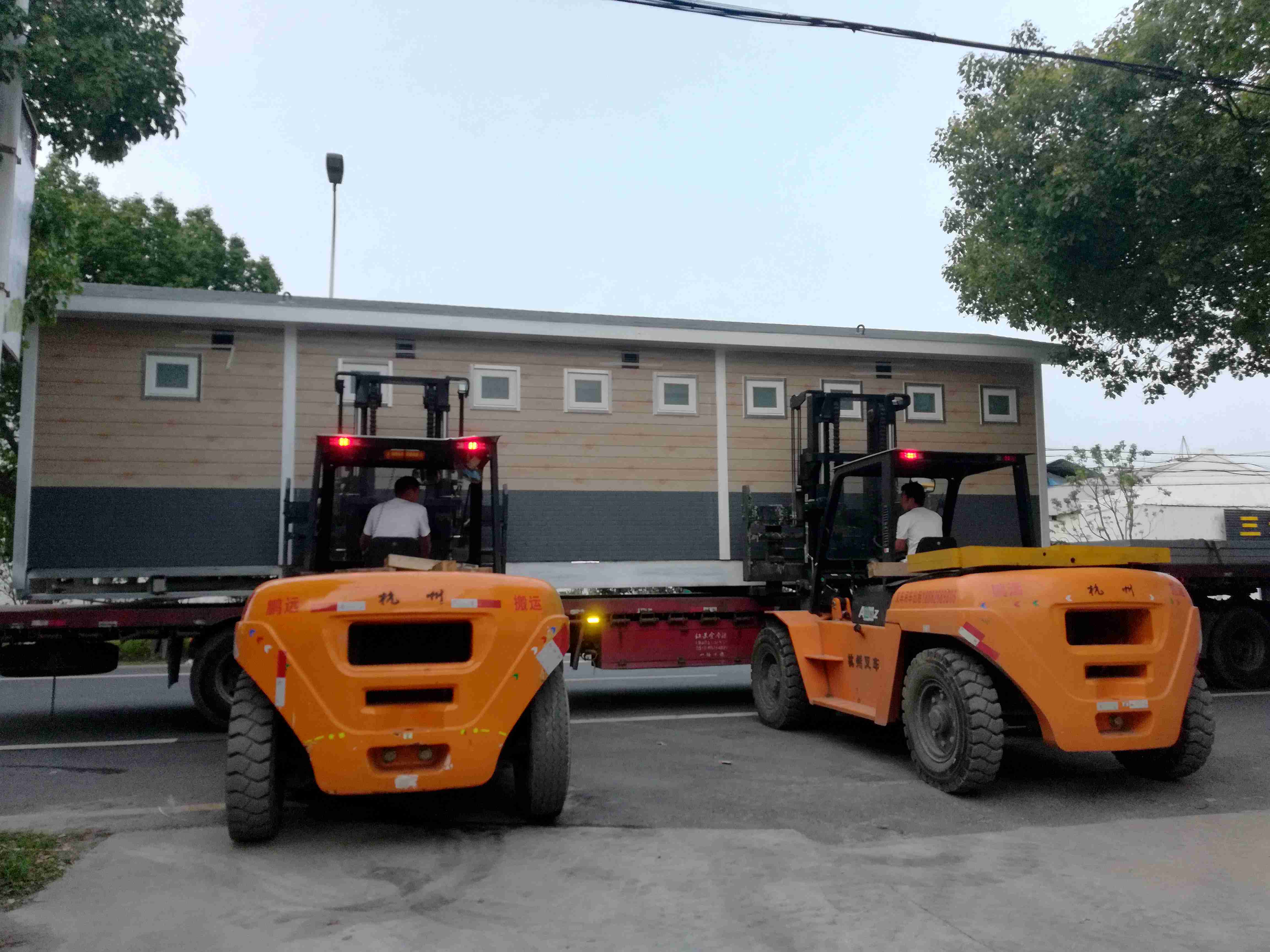 正在使用叉車卸裝移動廁所